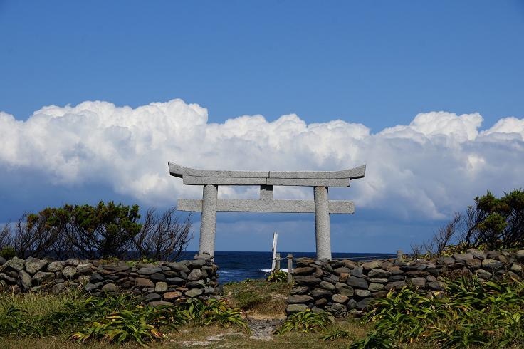 鳥居から日本海が見える.JPG